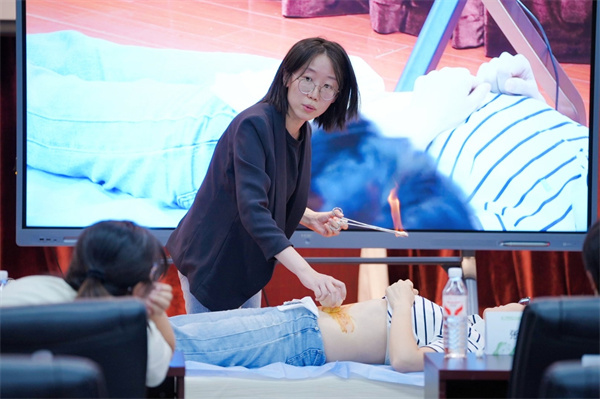 拔罐实操演示.jpg 拔罐实操演示.jpg