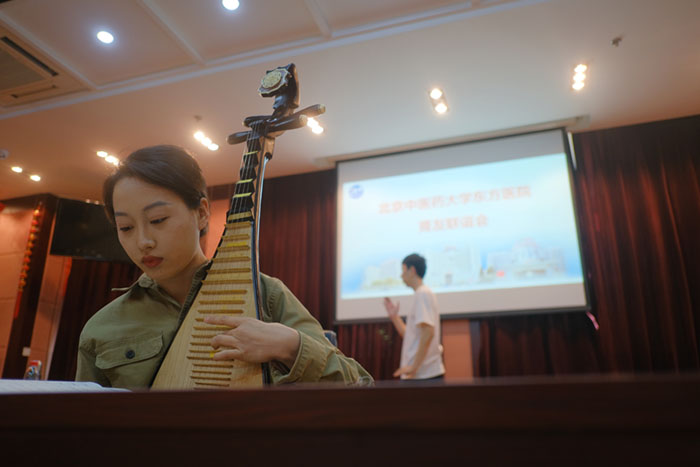 护士杨寓斐民乐演奏.jpg 护士杨寓斐民乐演奏.jpg