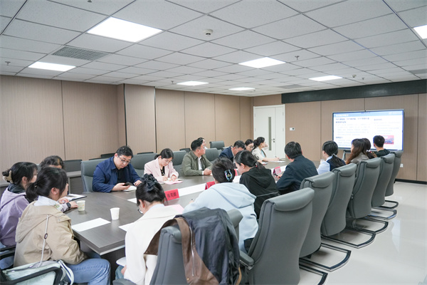 2 张少辉副处长介绍二临教育教学及毕业生情况.JPG 2 张少辉副处长介绍二临教育教学及毕业生情况.JPG
