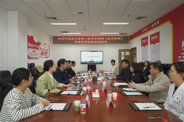 就业座谈会.JPG