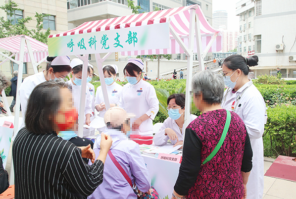 呼吸热病科党支部义诊.jpg 呼吸热病科党支部义诊.jpg