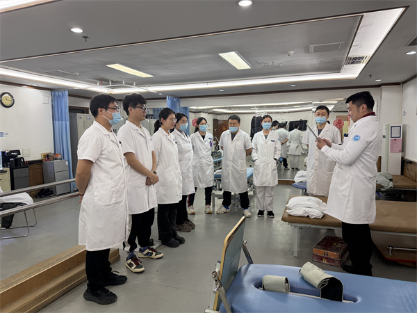 李秋祥-康复医学科-王嘉麟主任给科室人员开会.jpg